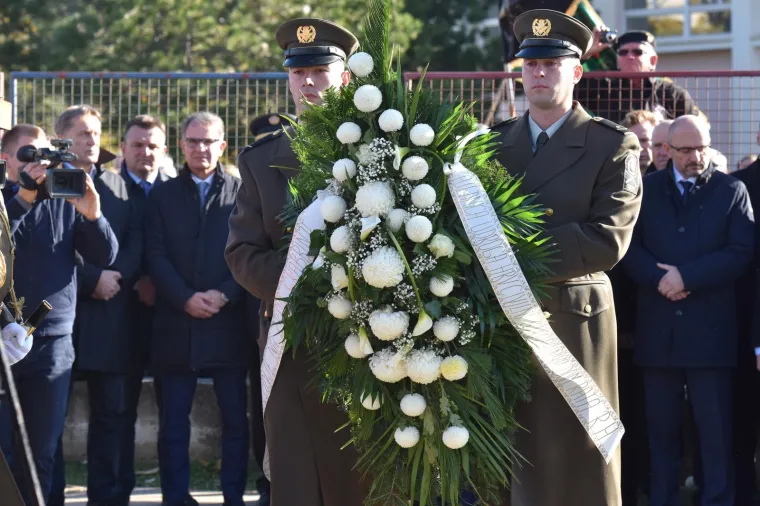 KOLONA SJEĆANJA U &Scaron;KABRNJI: Obilježeno 26. godina stradavanja hrvatskih branitelja i civila