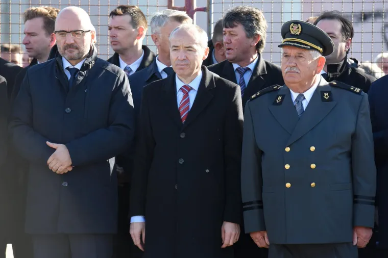 KOLONA SJEĆANJA U &Scaron;KABRNJI: Obilježeno 26. godina stradavanja hrvatskih branitelja i civila