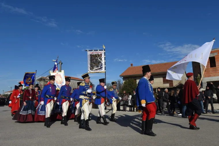 KOLONA SJEĆANJA U &Scaron;KABRNJI: Obilježeno 26. godina stradavanja hrvatskih branitelja i civila
