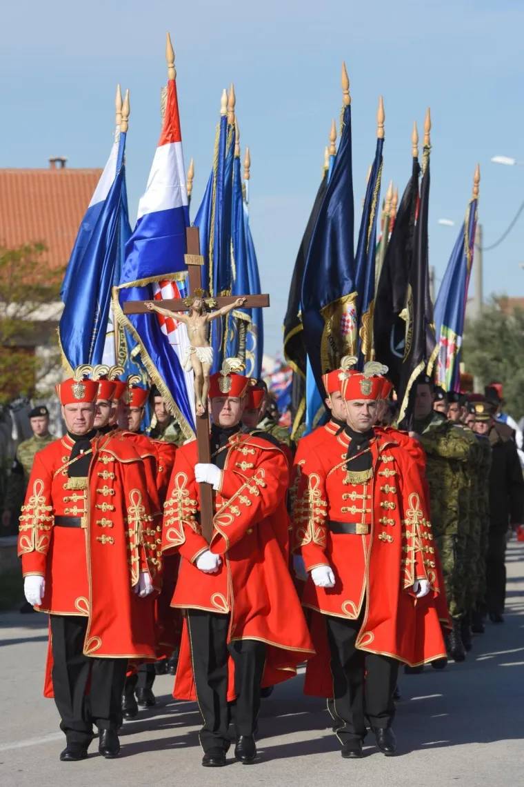 KOLONA SJEĆANJA U &Scaron;KABRNJI: Obilježeno 26. godina stradavanja hrvatskih branitelja i civila