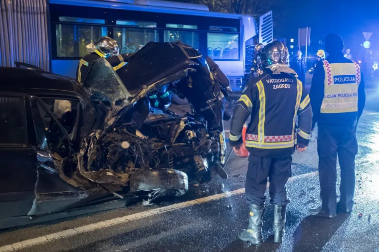U prometnoj nesreći na Horvaćanskoj cesti kod skretanja na Jadranski most sudjelovali su osobni automobil marke Mercedes i autobus ZET-a, a policija trenutačno obavlja očevid.
Photo: Davor Puklavec/PIXSELL