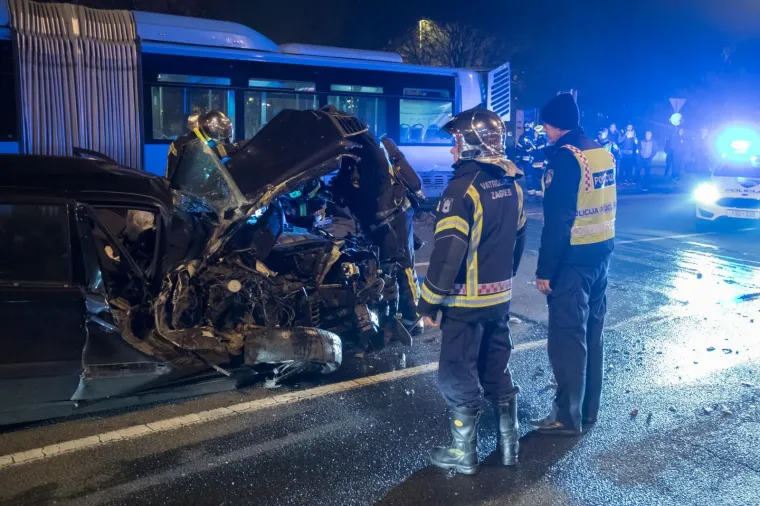 PROMETNA NESREĆA U ZAGREBU: Pijani vozač se zabio u ZET-ov autobus