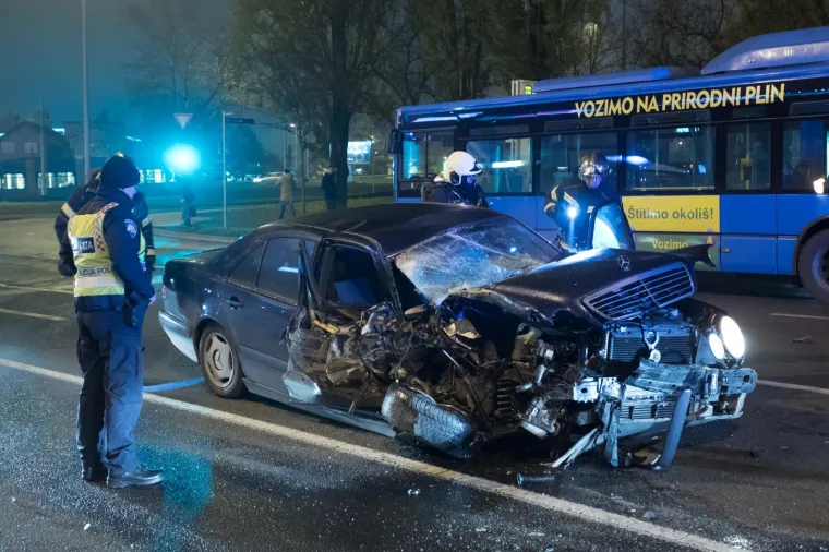 PROMETNA NESREĆA U ZAGREBU: Pijani vozač se zabio u ZET-ov autobus