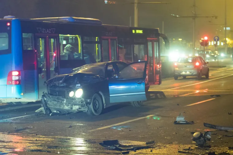 PROMETNA NESREĆA U ZAGREBU: Pijani vozač se zabio u ZET-ov autobus