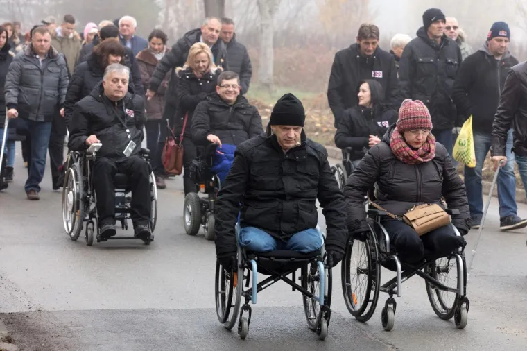 TUŽNA OBLJETNICA: Kolonom sjećanja obilježena 26. godišnjica stradanja branitelja i civila u Borovu naselju