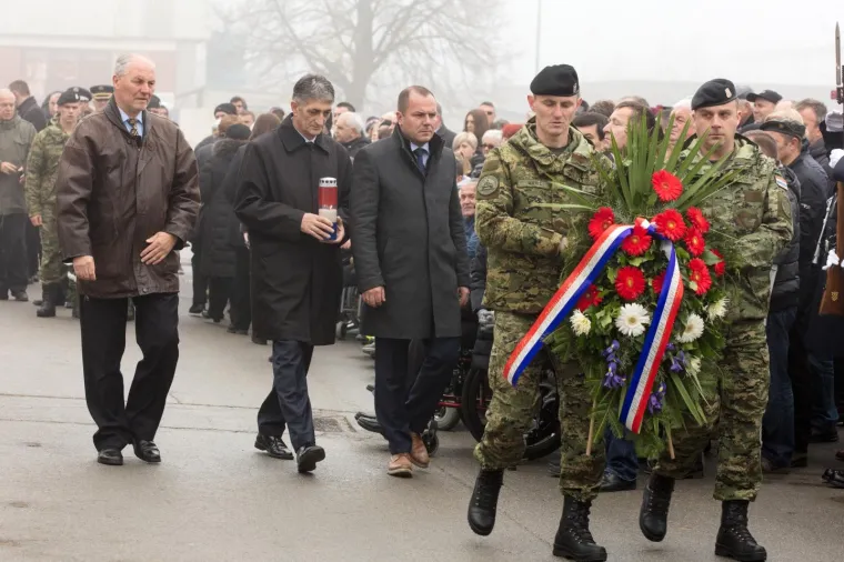 TUŽNA OBLJETNICA: Kolonom sjećanja obilježena 26. godišnjica stradanja branitelja i civila u Borovu naselju