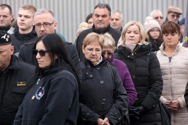 TUŽNA OBLJETNICA: Kolonom sjećanja obilježena 26. godišnjica stradanja branitelja i civila u Borovu naselju