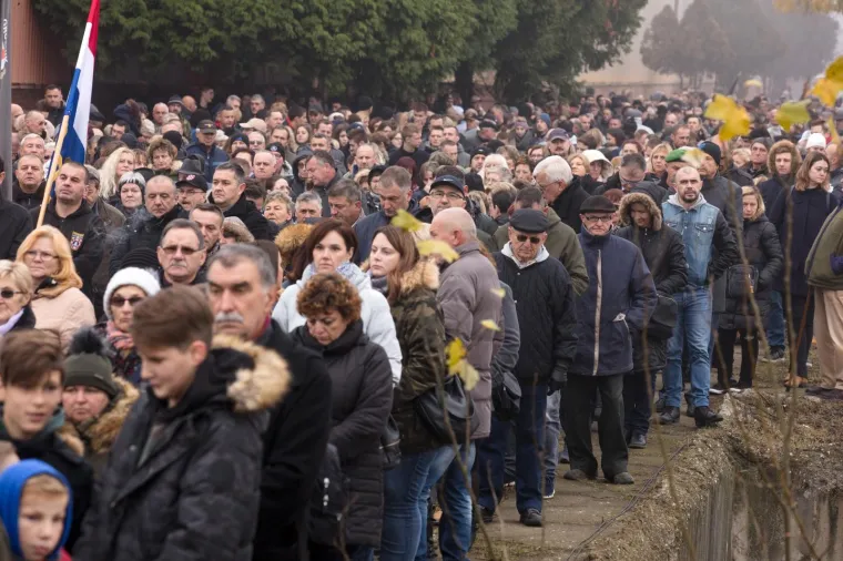 TUŽNA OBLJETNICA: Kolonom sjećanja obilježena 26. godi&scaron;njica stradanja branitelja i civila u Borovu naselju