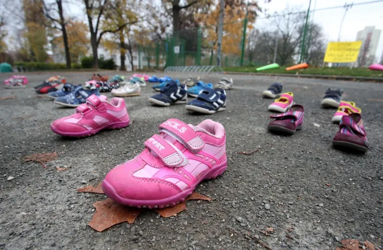 Zagreb - Na Trgu Francuske Republike obilježen je Svjetski dan prevencije zlostavljanja djece. Postavljanjem dječjih cipelica na javnom mjestu skrenula se pažnja javnosti na problem nasilja nad djecom. Photo: Igor Kralj/PIXSELL