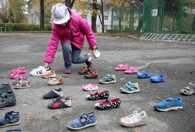 DJEČJE CIPELICE NA ZAGREBAČKOM TRGU: 'U Hrvatskoj osuđeni pedofili ne idu u zatvor nego na guljenje krumpira'