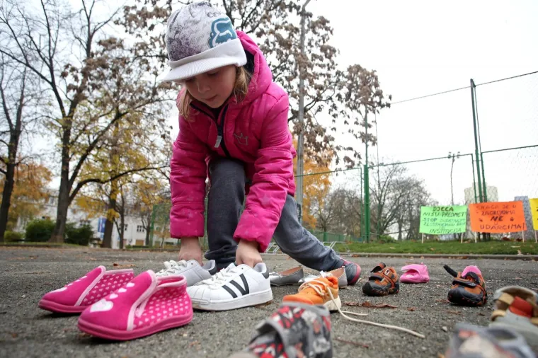 DJEČJE CIPELICE NA ZAGREBAČKOM TRGU: 'U Hrvatskoj osuđeni pedofili ne idu u zatvor nego na guljenje krumpira'