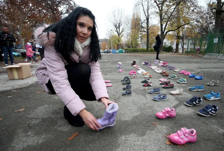 DJEČJE CIPELICE NA ZAGREBAČKOM TRGU: 'U Hrvatskoj osuđeni pedofili ne idu u zatvor nego na guljenje krumpira'