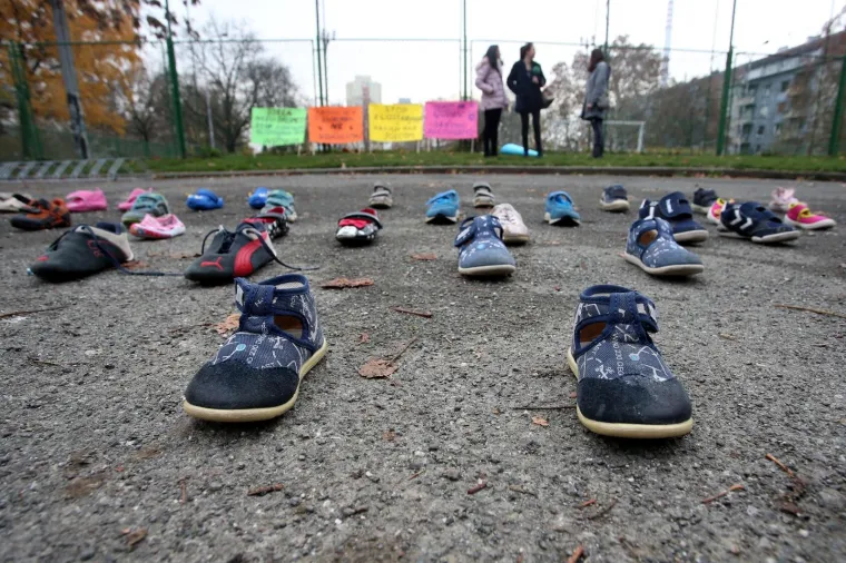 DJEČJE CIPELICE NA ZAGREBAČKOM TRGU: 'U Hrvatskoj osuđeni pedofili ne idu u zatvor nego na guljenje krumpira'
