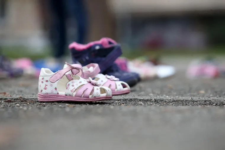 DJEČJE CIPELICE NA ZAGREBAČKOM TRGU: 'U Hrvatskoj osuđeni pedofili ne idu u zatvor nego na guljenje krumpira'