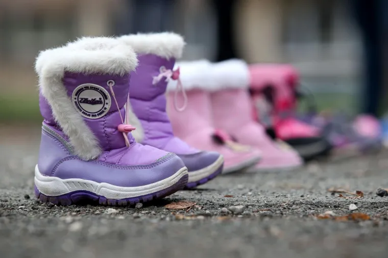 DJEČJE CIPELICE NA ZAGREBAČKOM TRGU: 'U Hrvatskoj osuđeni pedofili ne idu u zatvor nego na guljenje krumpira'