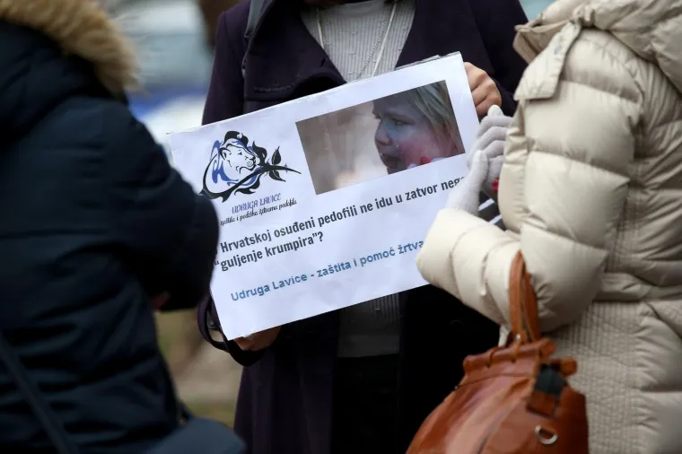 DJEČJE CIPELICE NA ZAGREBAČKOM TRGU: 'U Hrvatskoj osuđeni pedofili ne idu u zatvor nego na guljenje krumpira'