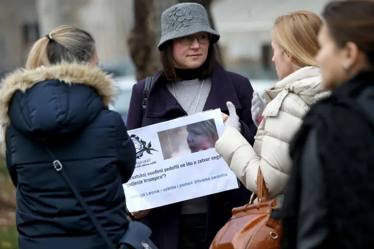 DJEČJE CIPELICE NA ZAGREBAČKOM TRGU: 'U Hrvatskoj osuđeni pedofili ne idu u zatvor nego na guljenje krumpira'