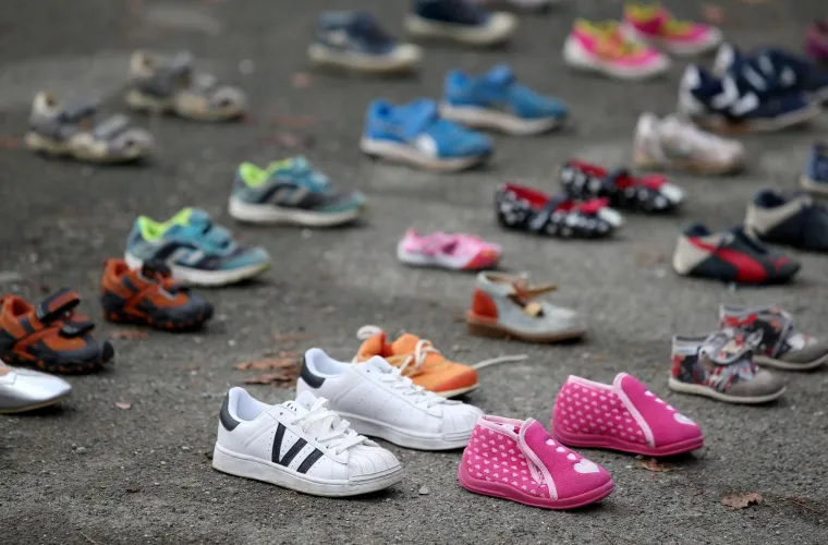 DJEČJE CIPELICE NA ZAGREBAČKOM TRGU: 'U Hrvatskoj osuđeni pedofili ne idu u zatvor nego na guljenje krumpira'