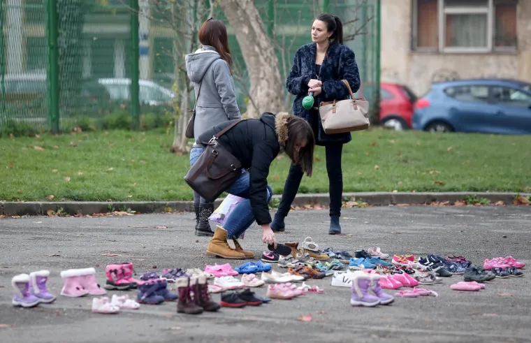 DJEČJE CIPELICE NA ZAGREBAČKOM TRGU: 'U Hrvatskoj osuđeni pedofili ne idu u zatvor nego na guljenje krumpira'
