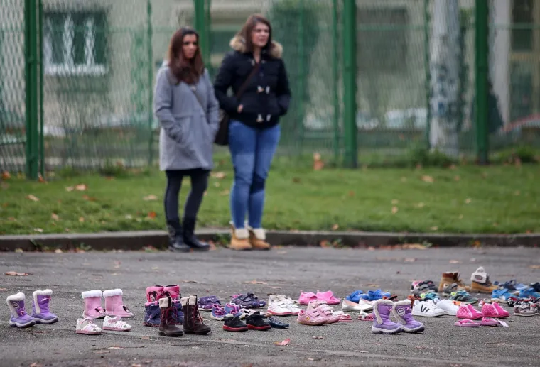 DJEČJE CIPELICE NA ZAGREBAČKOM TRGU: 'U Hrvatskoj osuđeni pedofili ne idu u zatvor nego na guljenje krumpira'