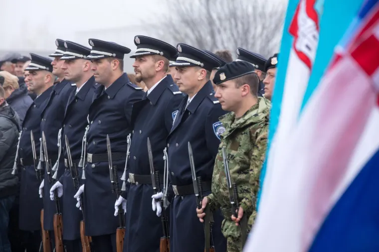 Dan sjećanja na žrtvu Vukovara 1991.-2017. 26. godi&scaron;njica stradanja hrvatskih branitelja i civila u Borovu naselju obilježena je komemorativnim skupom pod nazivom "Žrtva Borovo naselja za Domovinu". Skup je počeo ispred ostataka sru&scaron;ene zgrade Borovo commerca, u cijem podrumu je tijekom Domovinskog rata bio odjel vukovarske Ratne bolnice, a organizirala ga je Udruga roditelja i obitelji zarobljenih i nasilno odvedenih hrvatskih branitelja "Vukovarske majke"