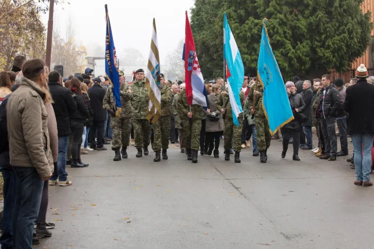 Dan sjećanja na žrtvu Vukovara 1991.-2017. 26. godi&scaron;njica stradanja hrvatskih branitelja i civila u Borovu naselju obilježena je komemorativnim skupom pod nazivom "Žrtva Borovo naselja za Domovinu". Skup je počeo ispred ostataka sru&scaron;ene zgrade Borovo commerca, u cijem podrumu je tijekom Domovinskog rata bio odjel vukovarske Ratne bolnice, a organizirala ga je Udruga roditelja i obitelji zarobljenih i nasilno odvedenih hrvatskih branitelja "Vukovarske majke"