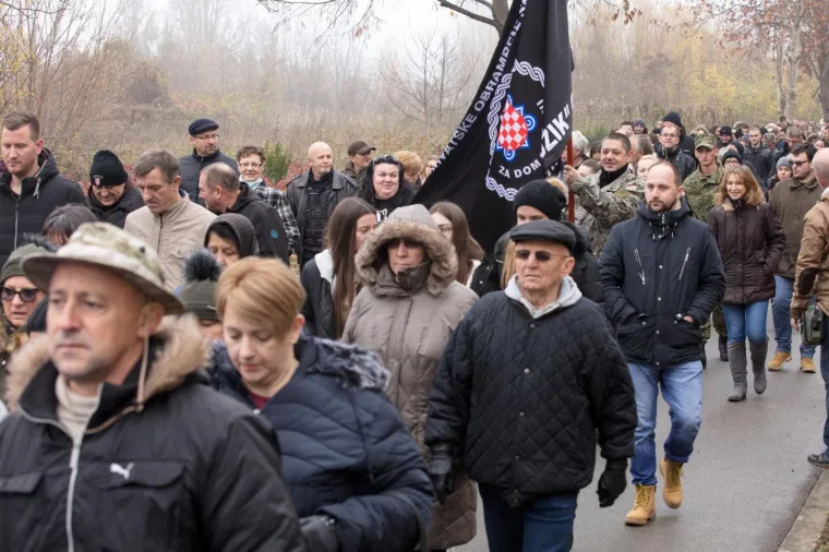 Dan sjećanja na žrtvu Vukovara 1991.-2017. 26. godi&scaron;njica stradanja hrvatskih branitelja i civila u Borovu naselju obilježena je komemorativnim skupom pod nazivom "Žrtva Borovo naselja za Domovinu". Skup je počeo ispred ostataka sru&scaron;ene zgrade Borovo commerca, u cijem podrumu je tijekom Domovinskog rata bio odjel vukovarske Ratne bolnice, a organizirala ga je Udruga roditelja i obitelji zarobljenih i nasilno odvedenih hrvatskih branitelja "Vukovarske majke"
