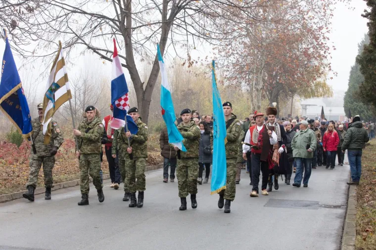 Dan sjećanja na žrtvu Vukovara 1991.-2017. 26. godi&scaron;njica stradanja hrvatskih branitelja i civila u Borovu naselju obilježena je komemorativnim skupom pod nazivom "Žrtva Borovo naselja za Domovinu". Skup je počeo ispred ostataka sru&scaron;ene zgrade Borovo commerca, u cijem podrumu je tijekom Domovinskog rata bio odjel vukovarske Ratne bolnice, a organizirala ga je Udruga roditelja i obitelji zarobljenih i nasilno odvedenih hrvatskih branitelja "Vukovarske majke"