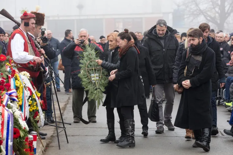 Dan sjećanja na žrtvu Vukovara 1991.-2017. 26. godi&scaron;njica stradanja hrvatskih branitelja i civila u Borovu naselju obilježena je komemorativnim skupom pod nazivom "Žrtva Borovo naselja za Domovinu". Skup je počeo ispred ostataka sru&scaron;ene zgrade Borovo commerca, u cijem podrumu je tijekom Domovinskog rata bio odjel vukovarske Ratne bolnice, a organizirala ga je Udruga roditelja i obitelji zarobljenih i nasilno odvedenih hrvatskih branitelja "Vukovarske majke"