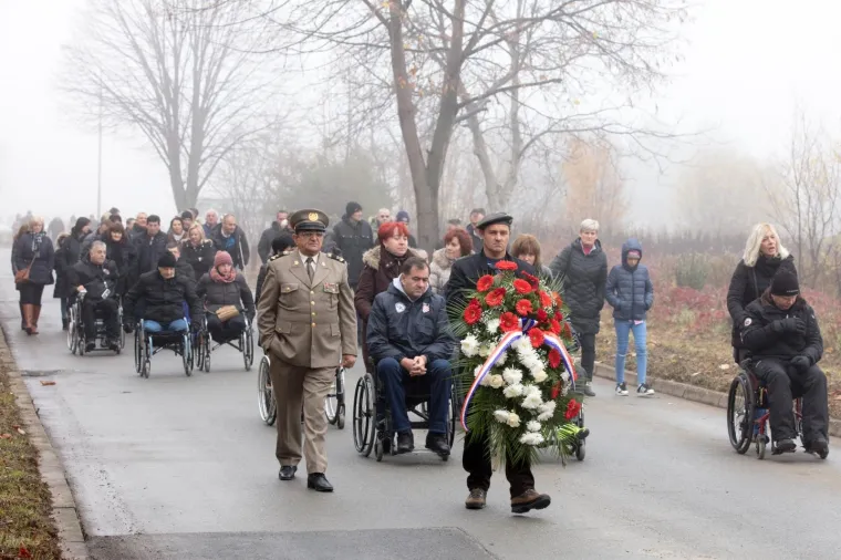 Dan sjećanja na žrtvu Vukovara 1991.-2017. 26. godi&scaron;njica stradanja hrvatskih branitelja i civila u Borovu naselju obilježena je komemorativnim skupom pod nazivom "Žrtva Borovo naselja za Domovinu". Skup je počeo ispred ostataka sru&scaron;ene zgrade Borovo commerca, u cijem podrumu je tijekom Domovinskog rata bio odjel vukovarske Ratne bolnice, a organizirala ga je Udruga roditelja i obitelji zarobljenih i nasilno odvedenih hrvatskih branitelja "Vukovarske majke"