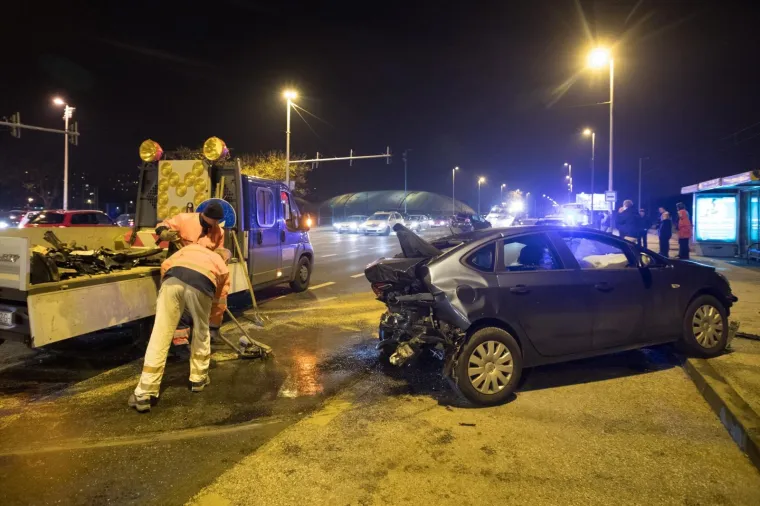 LANČANI SUDAR U ZAGREBU: Krš i lom na Aleji grada Bologne