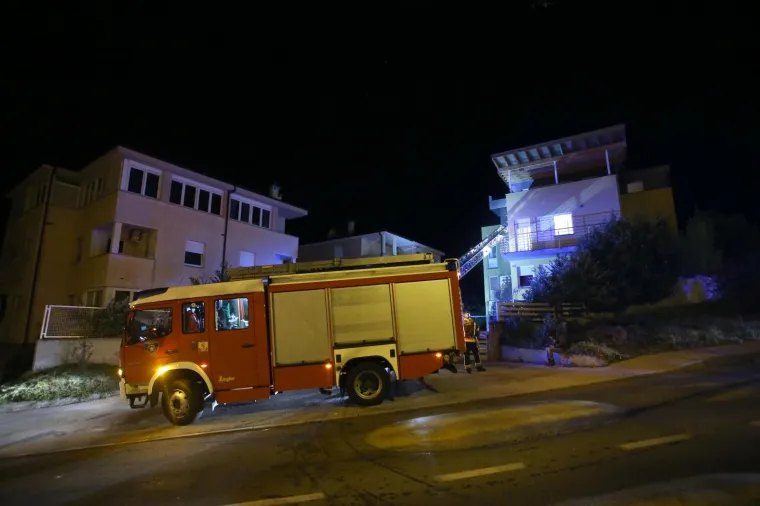 NOĆNA BUKTINJA U ZAGREBU: Zapalila se dva automobila, vatra se proširila i na stambenu zgradu