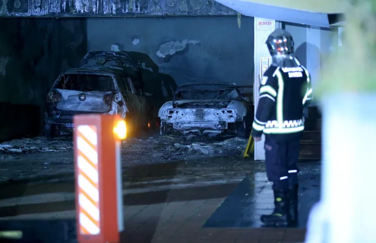 NOĆNA BUKTINJA U ZAGREBU: Zapalila se dva automobila, vatra se proširila i na stambenu zgradu