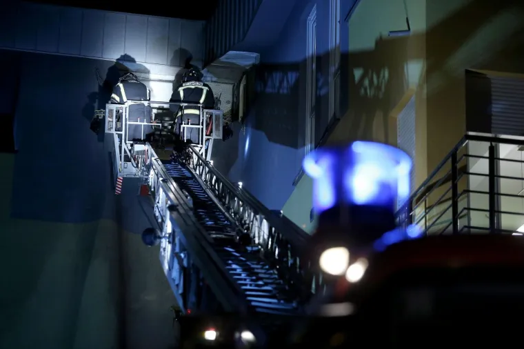 NOĆNA BUKTINJA U ZAGREBU: Zapalila se dva automobila, vatra se pro&scaron;irila i na stambenu zgradu