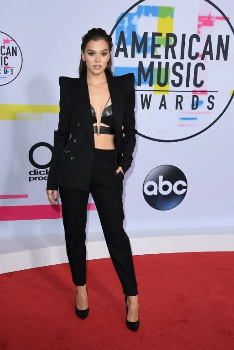 Hailee Steinfeld nosi cool odijelo branda Mugler.