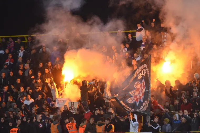 TORCIDA TRANSPARENTIMA ODALA POČAST VUKOVARU: Zahvalili su se i Francuzu Jean Michelu Nicolieru