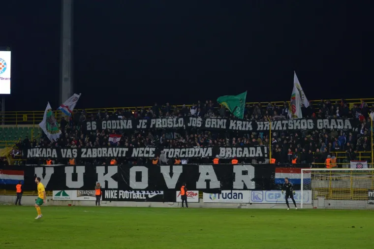 TORCIDA TRANSPARENTIMA ODALA POČAST VUKOVARU: Zahvalili su se i Francuzu Jean Michelu Nicolieru