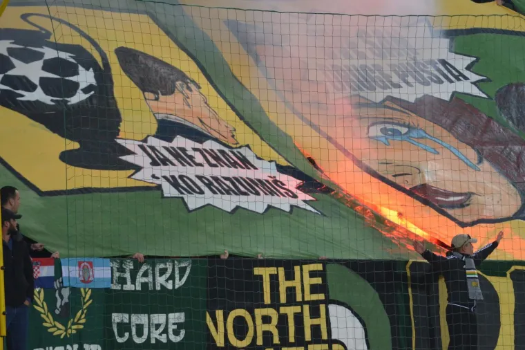 TORCIDA TRANSPARENTIMA ODALA POČAST VUKOVARU: Zahvalili su se i Francuzu Jean Michelu Nicolieru