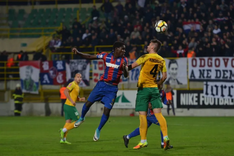 TORCIDA TRANSPARENTIMA ODALA POČAST VUKOVARU: Zahvalili su se i Francuzu Jean Michelu Nicolieru