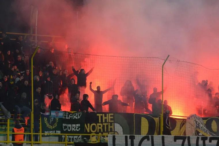 TORCIDA TRANSPARENTIMA ODALA POČAST VUKOVARU: Zahvalili su se i Francuzu Jean Michelu Nicolieru