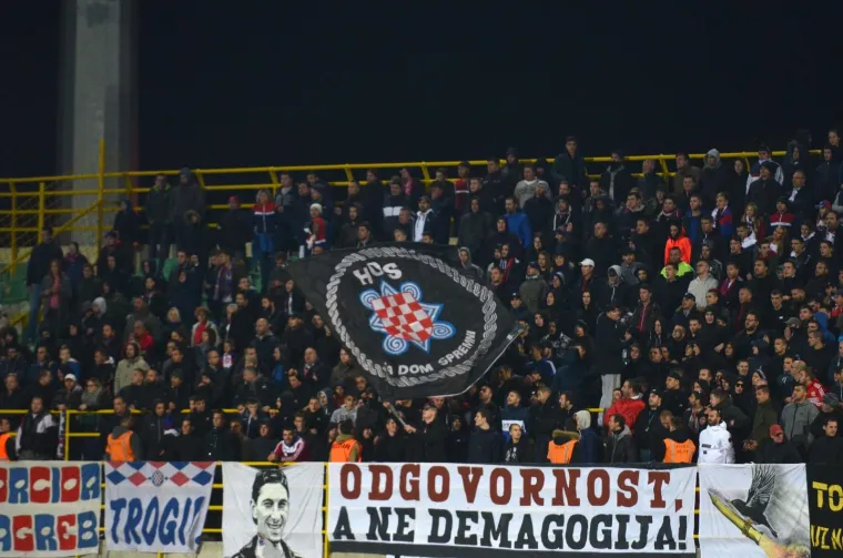 TORCIDA TRANSPARENTIMA ODALA POČAST VUKOVARU: Zahvalili su se i Francuzu Jean Michelu Nicolieru