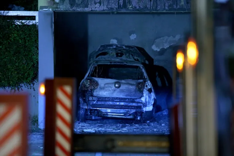 Buknuo požar na parkirali&scaron;tu stambene zgrade: planula dva automobila, vatra uni&scaron;tila i fasadu