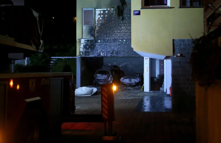 Buknuo požar na parkirali&scaron;tu stambene zgrade: planula dva automobila, vatra uni&scaron;tila i fasadu