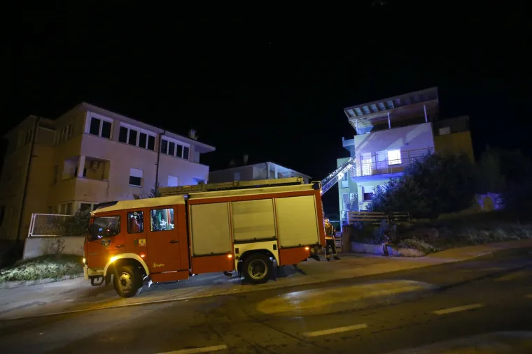 Buknuo požar na parkirali&scaron;tu stambene zgrade: planula dva automobila, vatra uni&scaron;tila i fasadu