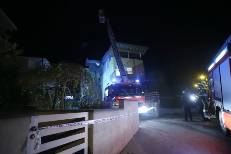 Buknuo požar na parkirali&scaron;tu stambene zgrade: planula dva automobila, vatra uni&scaron;tila i fasadu