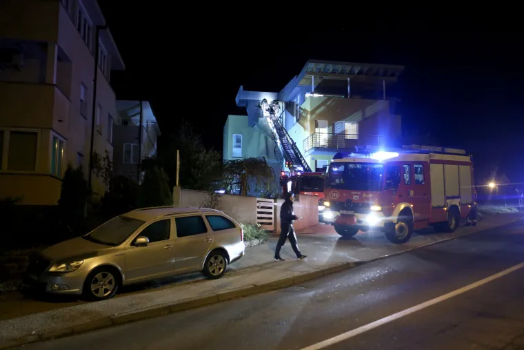 Buknuo požar na parkirali&scaron;tu stambene zgrade: planula dva automobila, vatra uni&scaron;tila i fasadu
