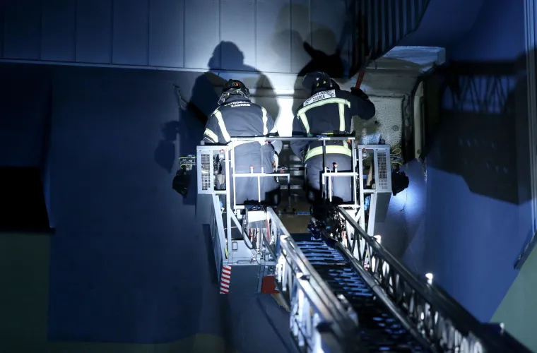 Buknuo požar na parkirali&scaron;tu stambene zgrade: planula dva automobila, vatra uni&scaron;tila i fasadu