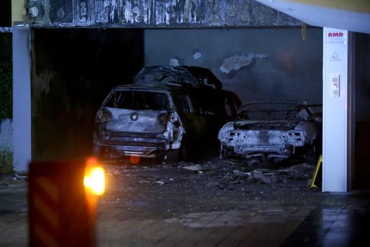 Buknuo požar na parkirali&scaron;tu stambene zgrade: planula dva automobila, vatra uni&scaron;tila i fasadu