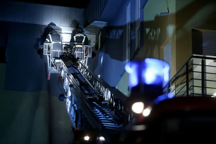 Buknuo požar na parkirali&scaron;tu stambene zgrade: planula dva automobila, vatra uni&scaron;tila i fasadu