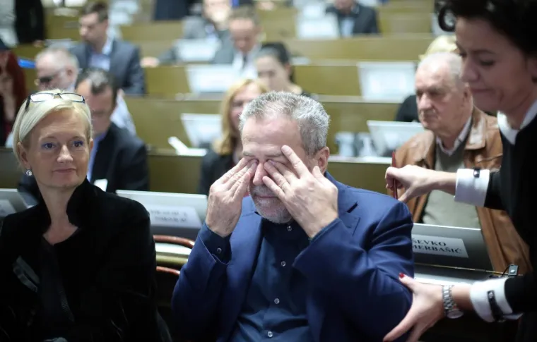 Tematska sjednica Gradske skup&scaron;tine Grada Zagreba o gospodarenju otpadom prva je u povijesti na kojoj se glasovalo elektronski. Glasuje se pomoću prijenosnih računala, a uskoro će biti uvedena mogućnost da se za replike i povrede poslovnika zastupnici također prijavljuju elektronski.